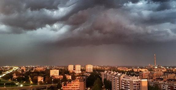 Velika oluja pogodila Hrvatsku, na kopnu munje, grad i jak vjetar, Sisak ostao bez struje