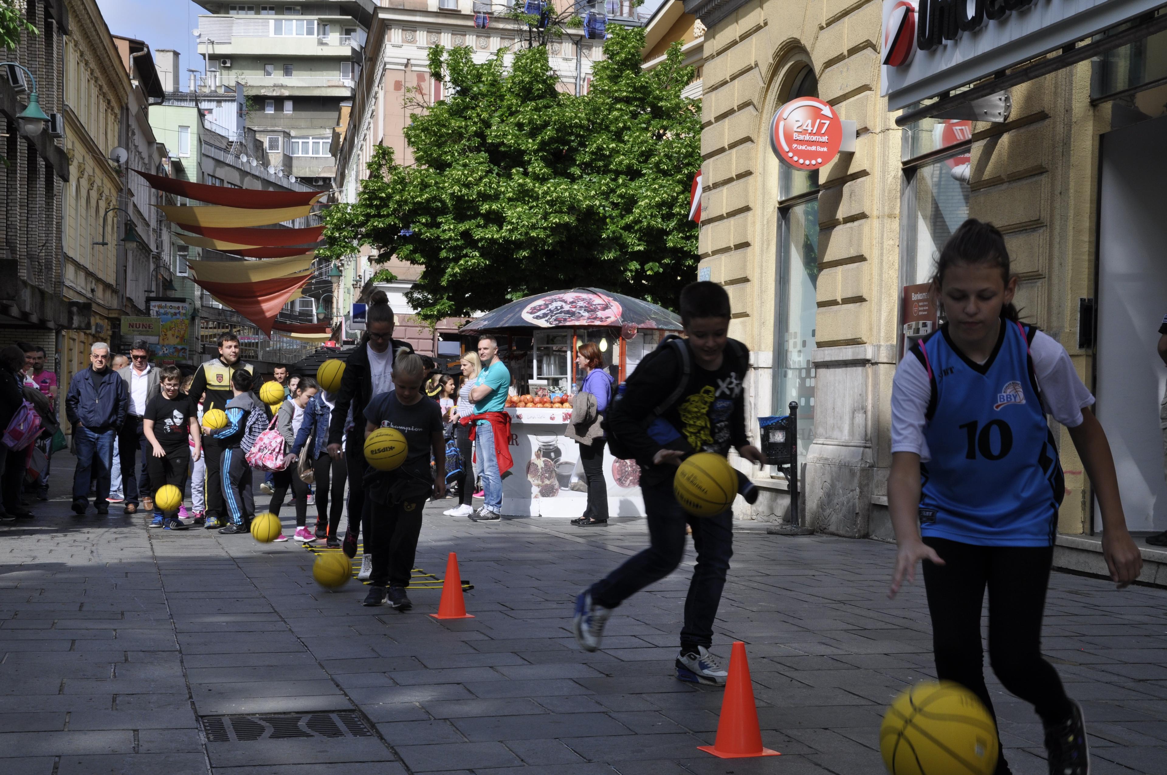 Vesele košarkaške ekipe prodefilirale Ferhadijom