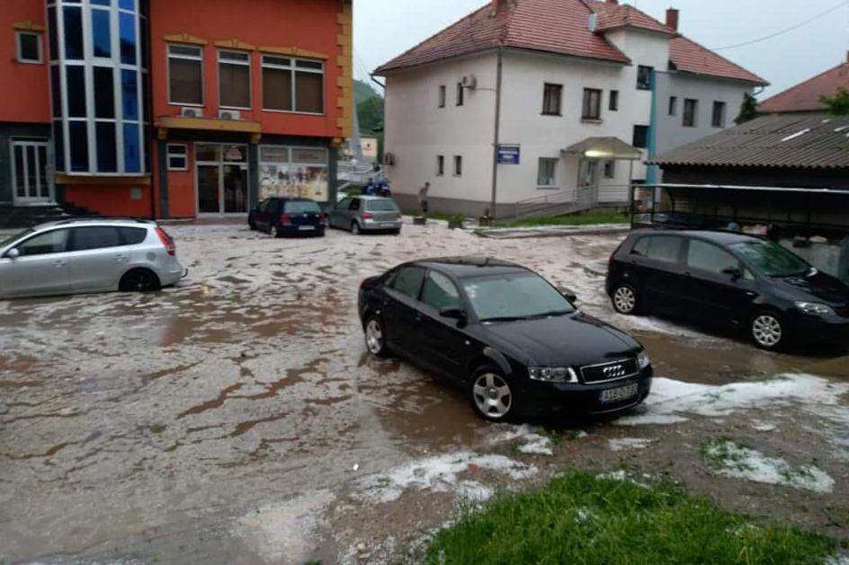 Nevrijeme pogodilo Zavidoviće: Ulice bile pod vodom, saobraćaj nakratko bio obustavljen