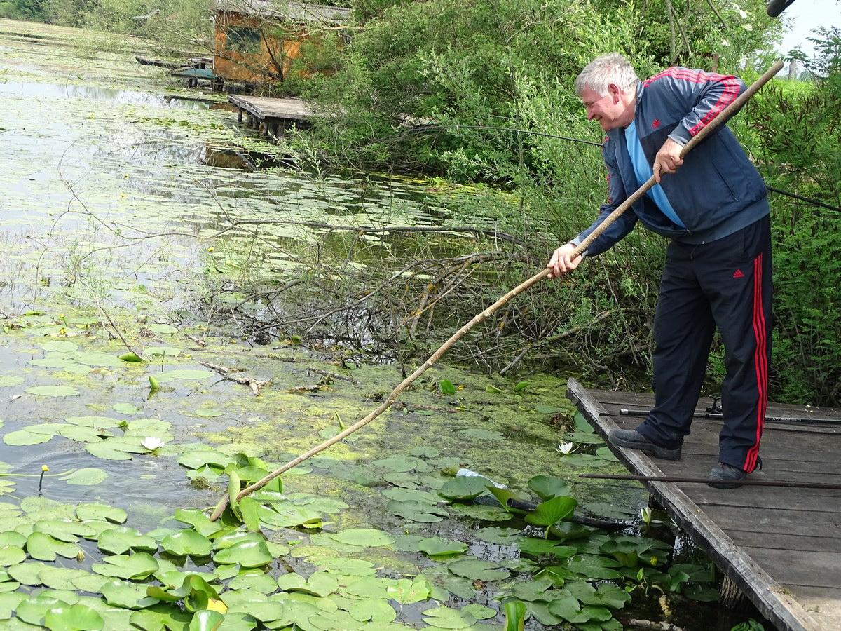 Slavko grabulja lopoč i traži zakačeni plovak - Avaz