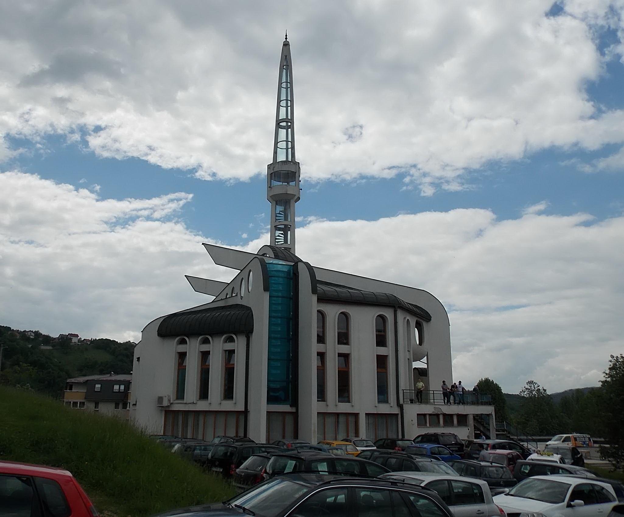 U Vogošći javna garaža prazna, a ulice zakrčene parkiranim vozilima