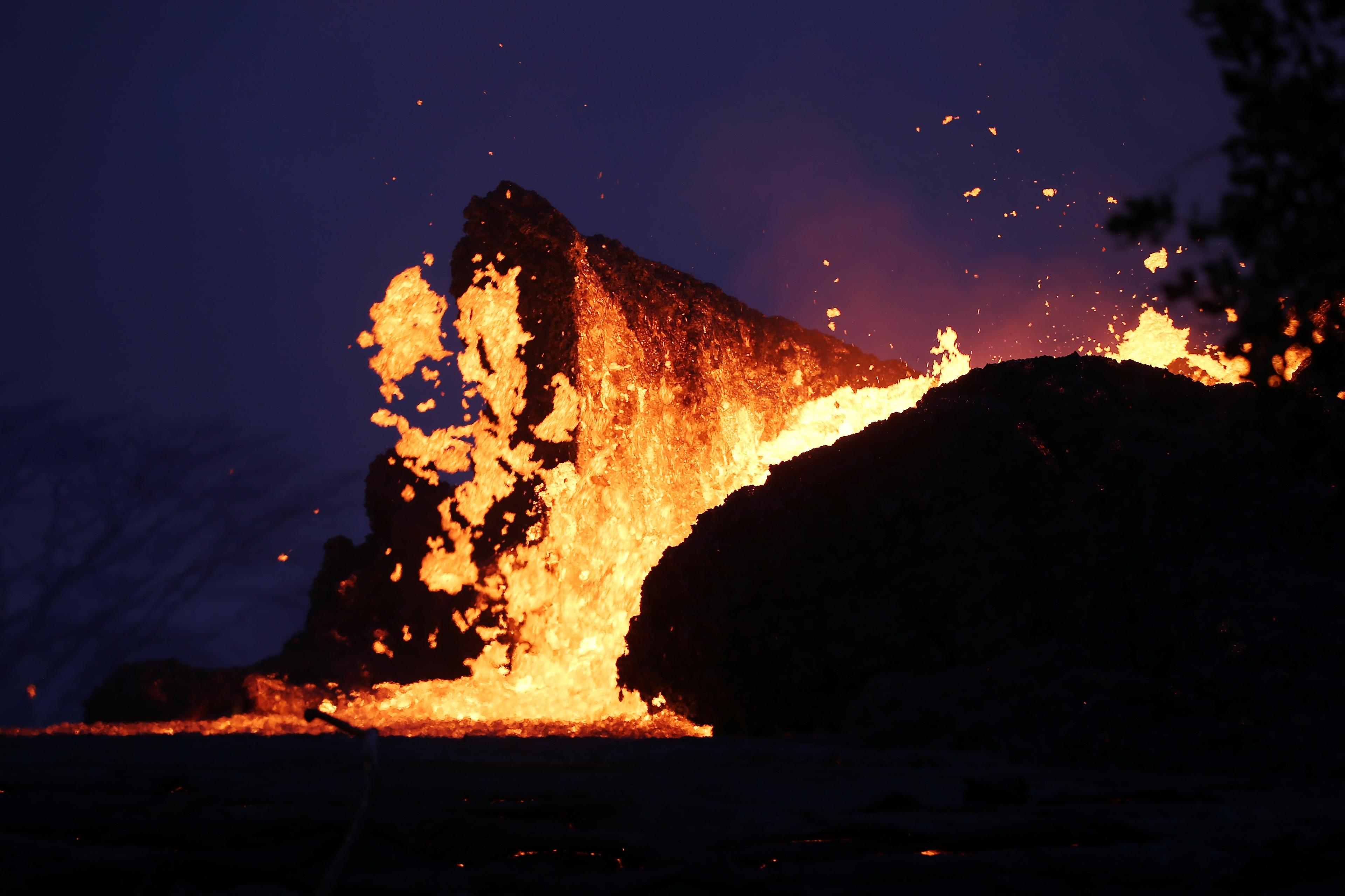 Havajci u očaju gledaju kako im lava guta kuće i puteve