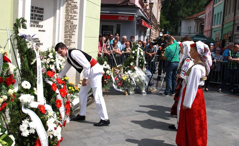 Obilježena još jedna tužna godišnjica masakra: Odata počast ubijenim na tuzlanskoj Kapiji