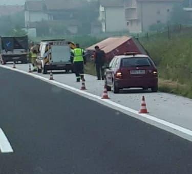 Prevrnuo se kamion kod Visokog, nema povrijeđenih