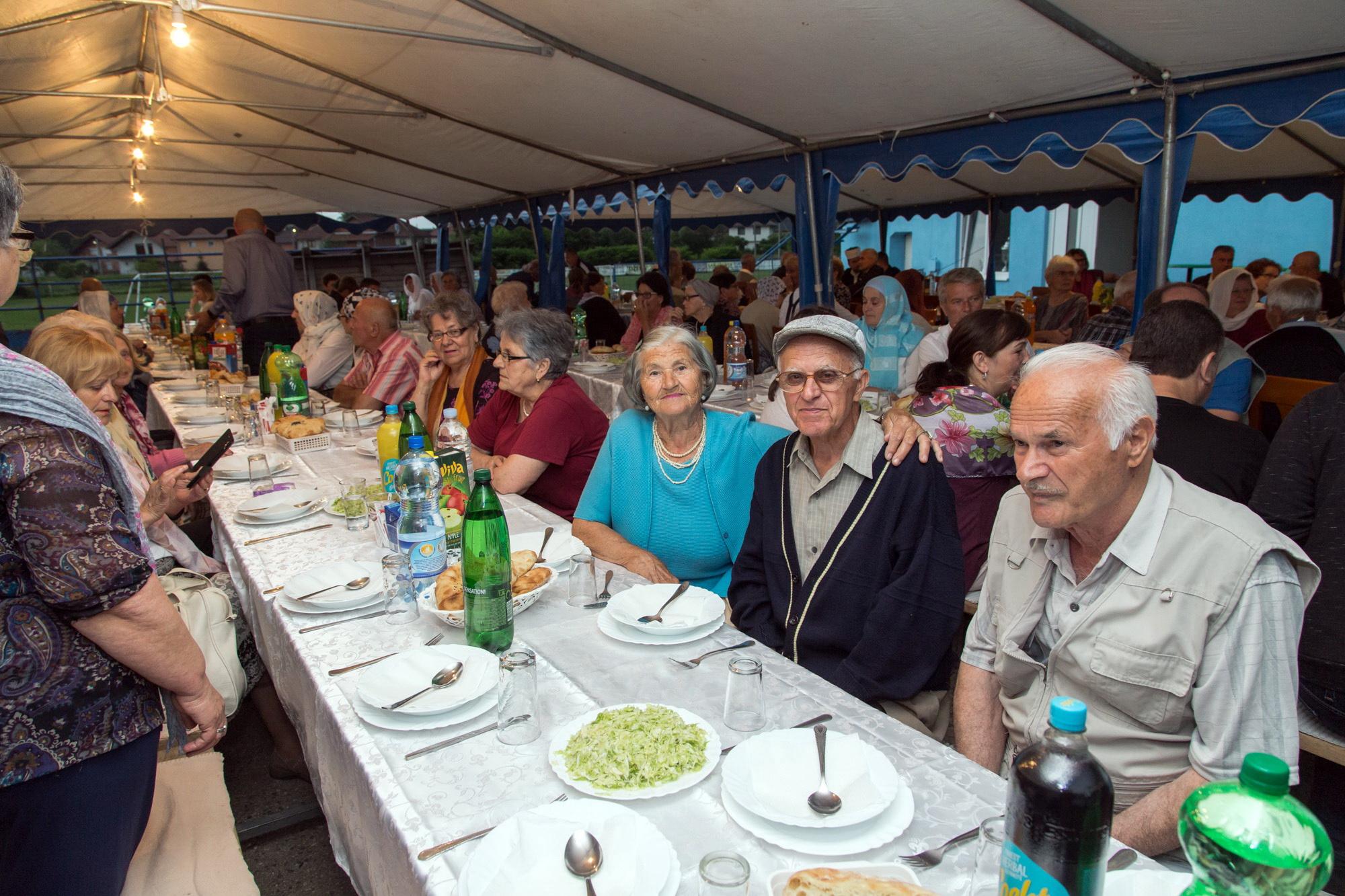 Ramazansko druženje na stadionu Bereka u Prijedoru: Zajednički iftar za više od 400 Raškovčana