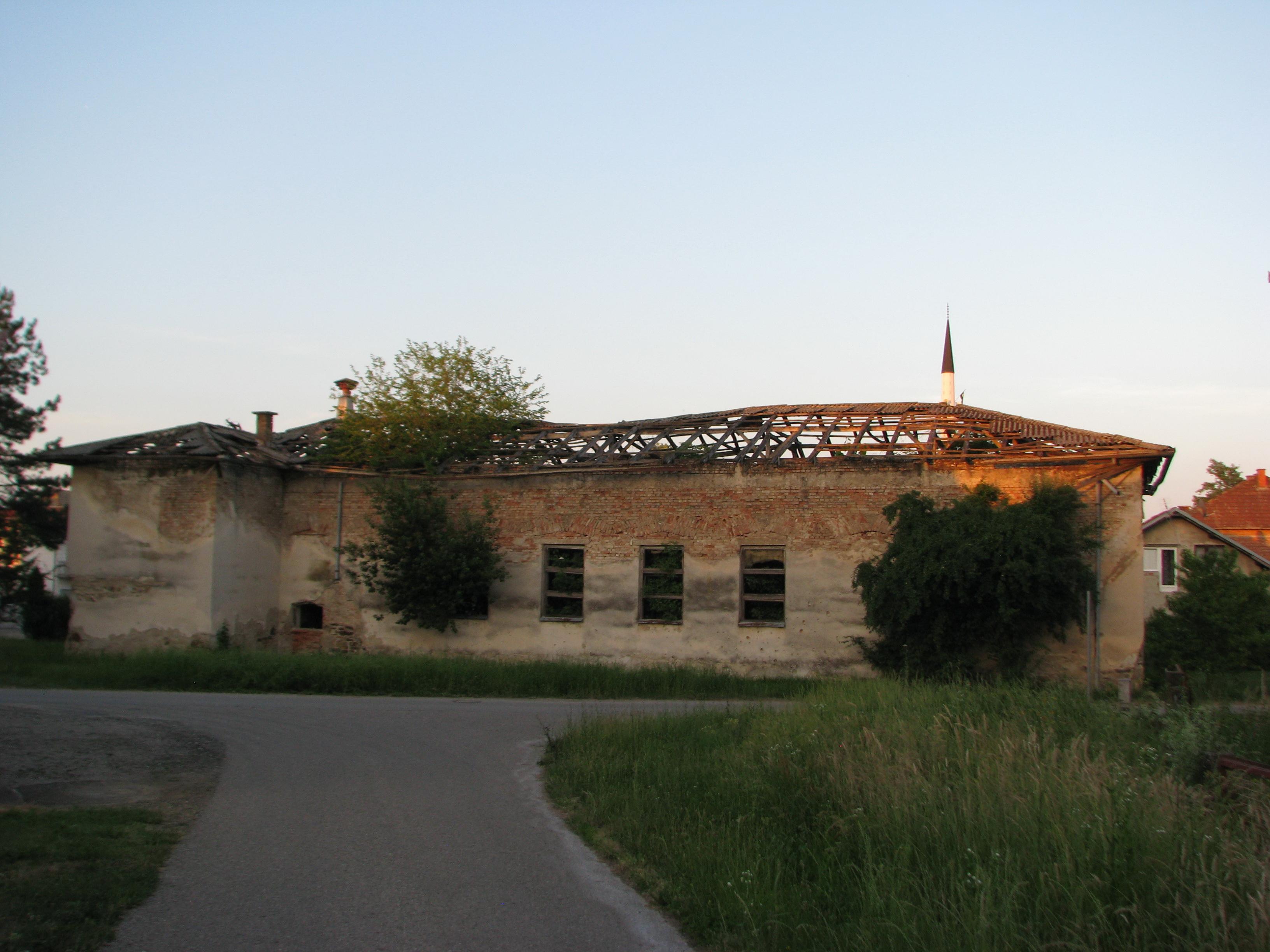 Devastiran Društveni dom vapi za obnovom - Avaz