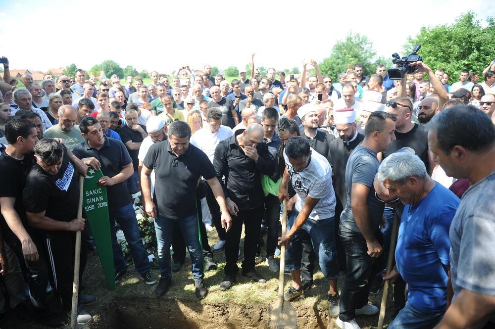 Osam efendija klanjalo dženazu Sinanu Sakiću