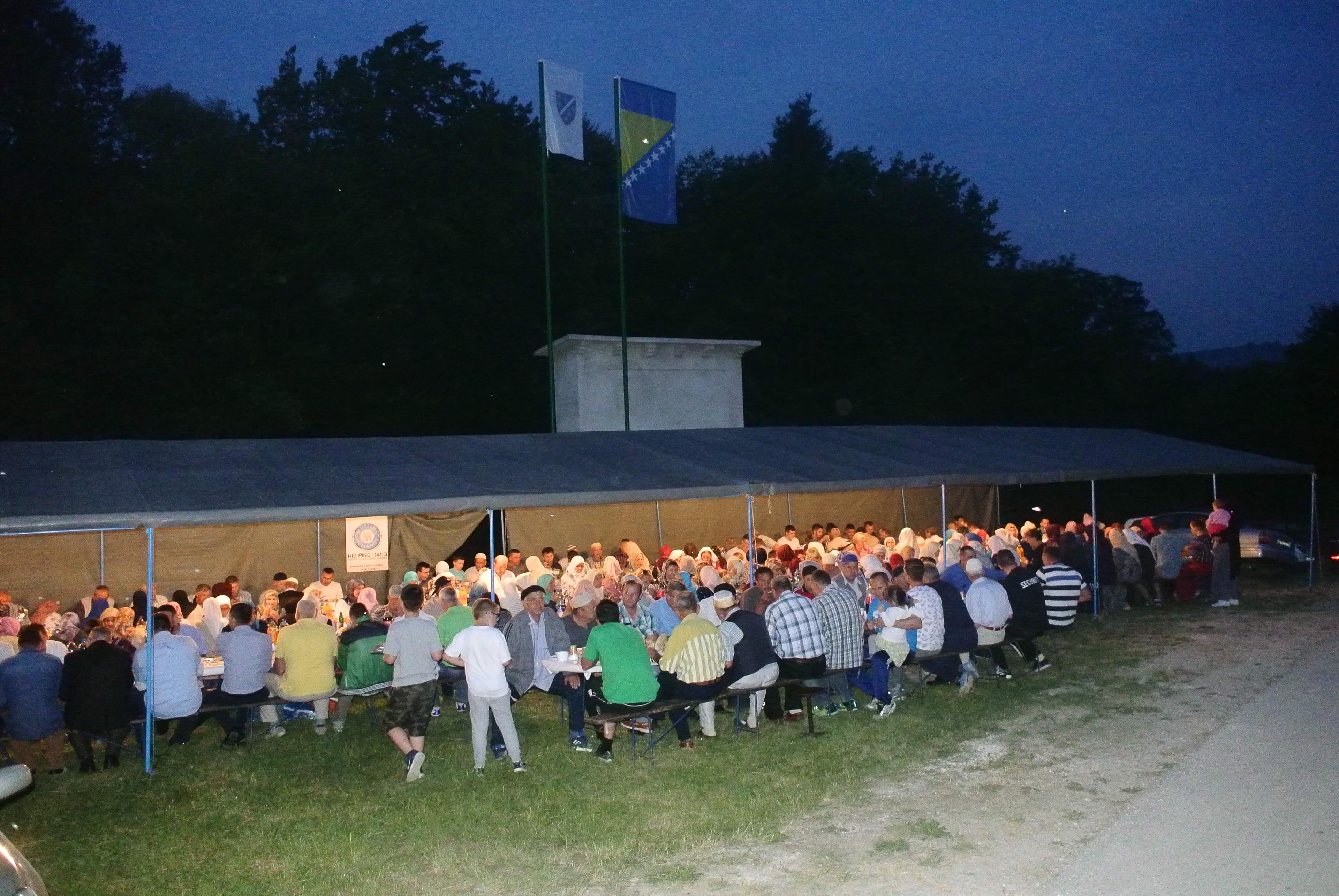 Za više od 300 prisutnih na komemoraciji priređen je zajednički iftar na platou ispred Doma kulture u Liplju - Avaz