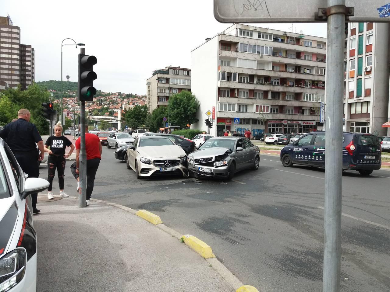 Saobraćajna nesreća u Sarajevu: Sudar Audija i Mercedesa izazvao gužve u gradu