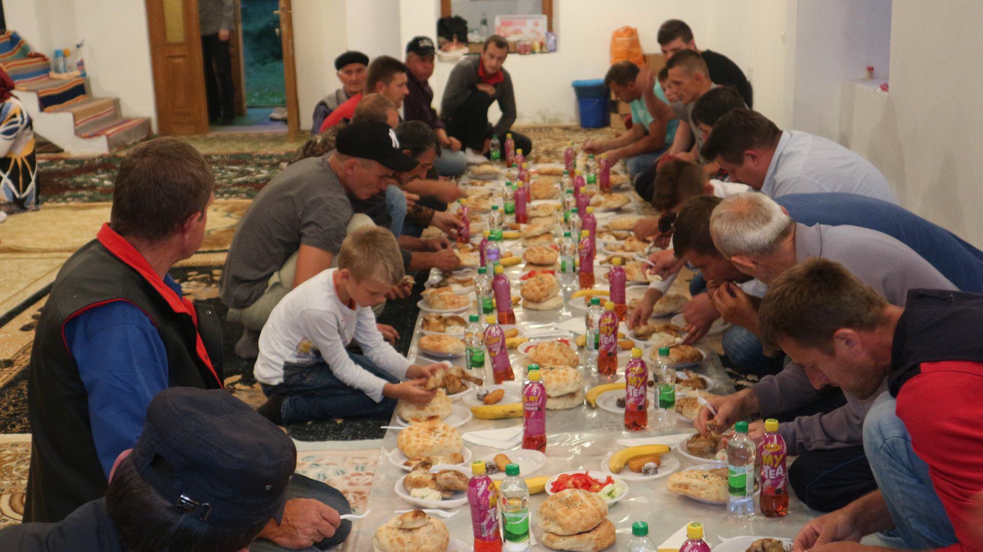 Prve poslijeratne teravije i iftari u obnovljenoj džamiji u najudaljenijem selu srebreničke općine