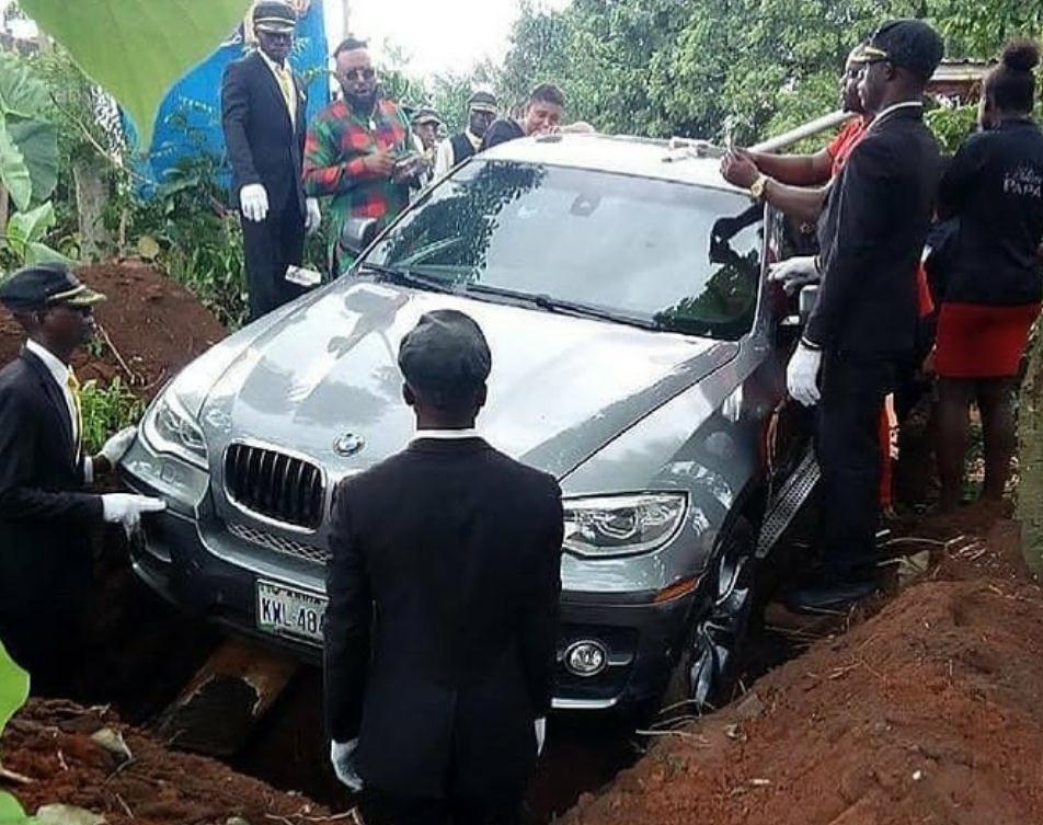 Bizarno: Nigerijac sahranio oca u BMW-u