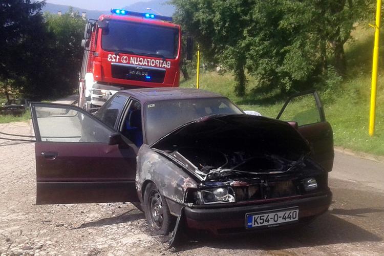 Zapalio se Audi, vozač Ljubiša Garić iz Vlasenice nepovrijeđen