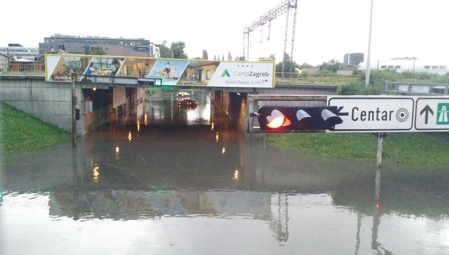 Obilna kiša potopila dio Zagreba, vjetar nosio sve pred sobom