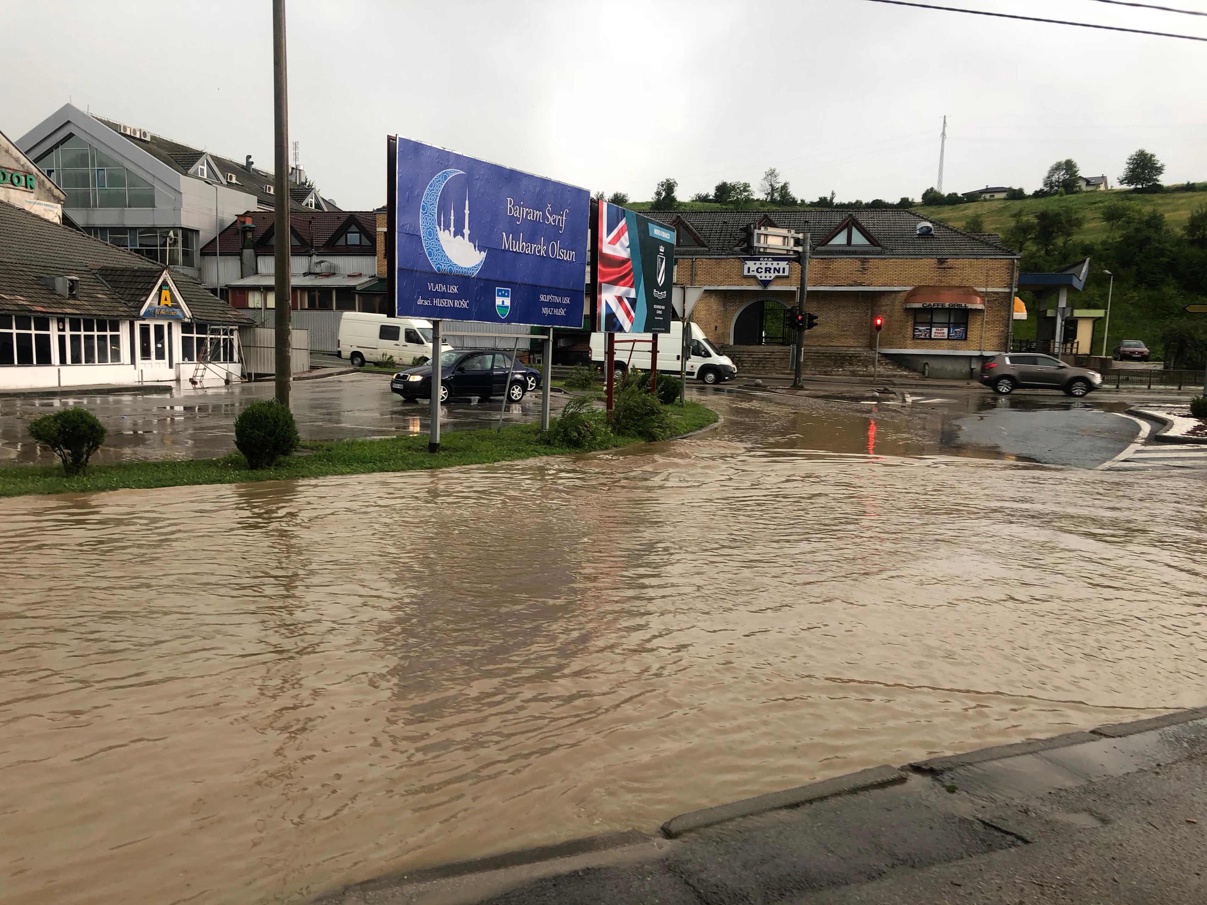 Teško nevrijeme zahvatilo Cazin, ulice potopljene, saobraćaj se odvija otežano