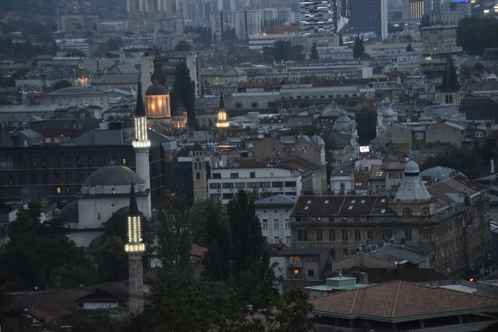 Svanulo je bajramsko jutro nad Sarajevom: Veliki broj vjernika sa radošću krenulo na Bajram-namaz