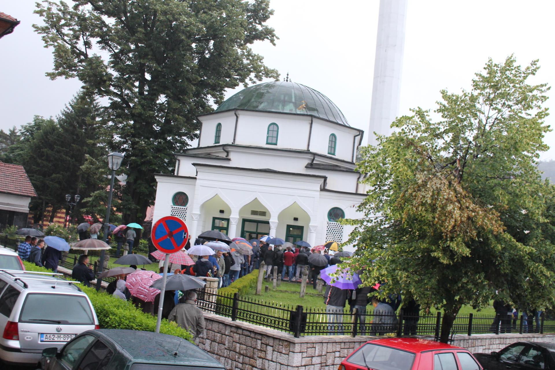 Ni jutrošnja kiša nije omela bajramske radosti u Gračanici: Haremi prepuni vjernika, namaz pod kišobranima, sreća u srcima