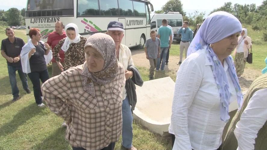 Na Bajram podsjećaju požutjele slike sinova, muževa, kćerki