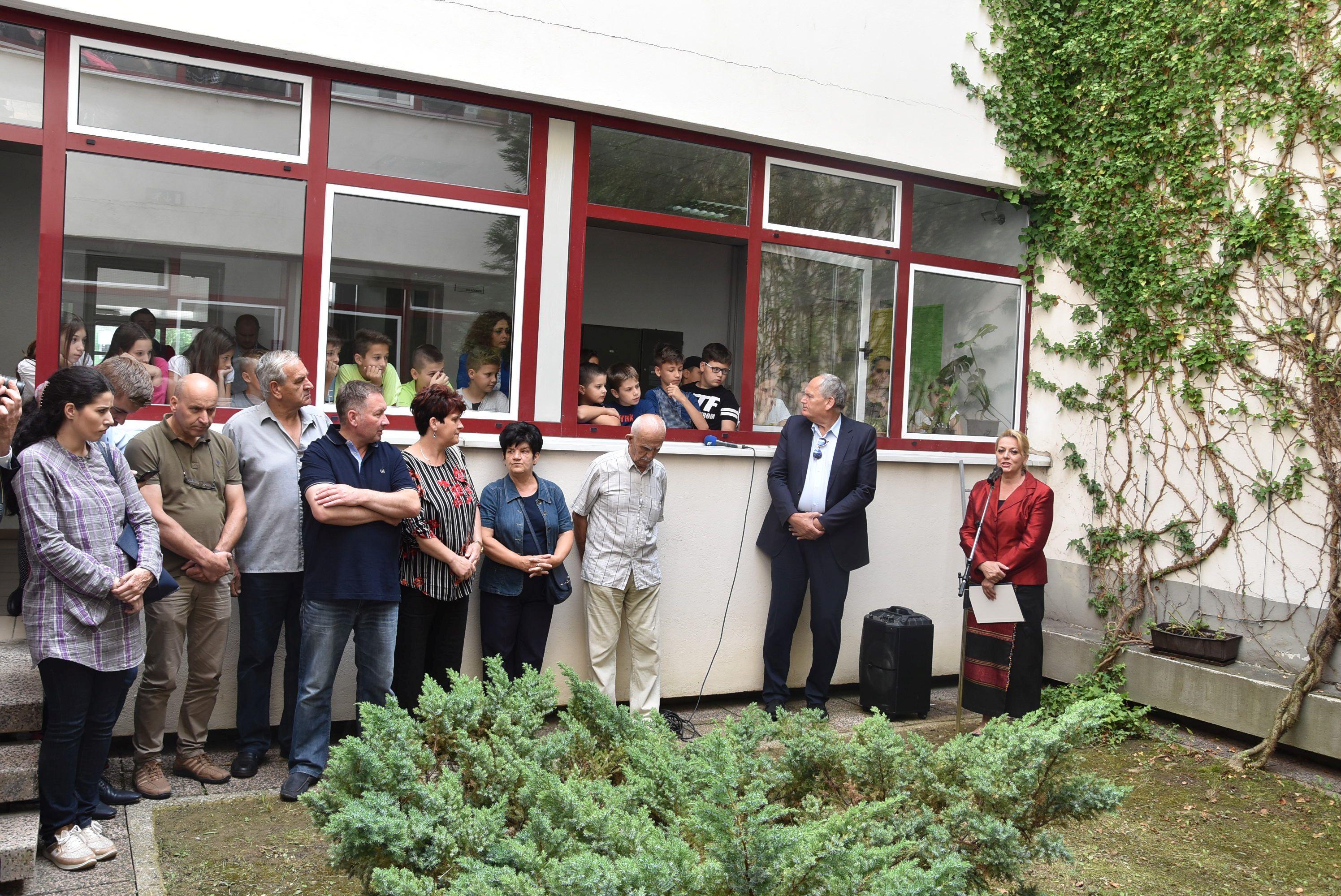 Položeno cvijeće na spomen-obilježje žrtvama masakra na Dobrinji