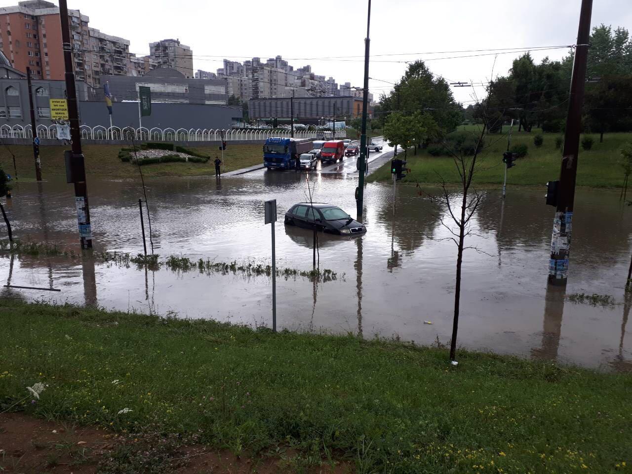 Jako nevrijeme zahvatilo Sarajevo, ulice poplavljene, saobraćaj u kolapsu, najgore na Alipašinom Polju