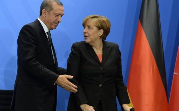 Merkel čestitala Erdoanu, pozvala na stabilnu i pluralističku Tursku