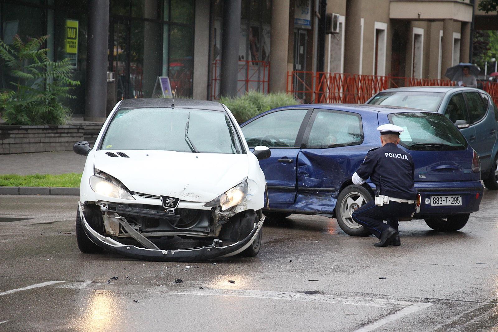 Sudar dva automobila kod stadiona Bilino polje u Zenici, nema povrijeđenih