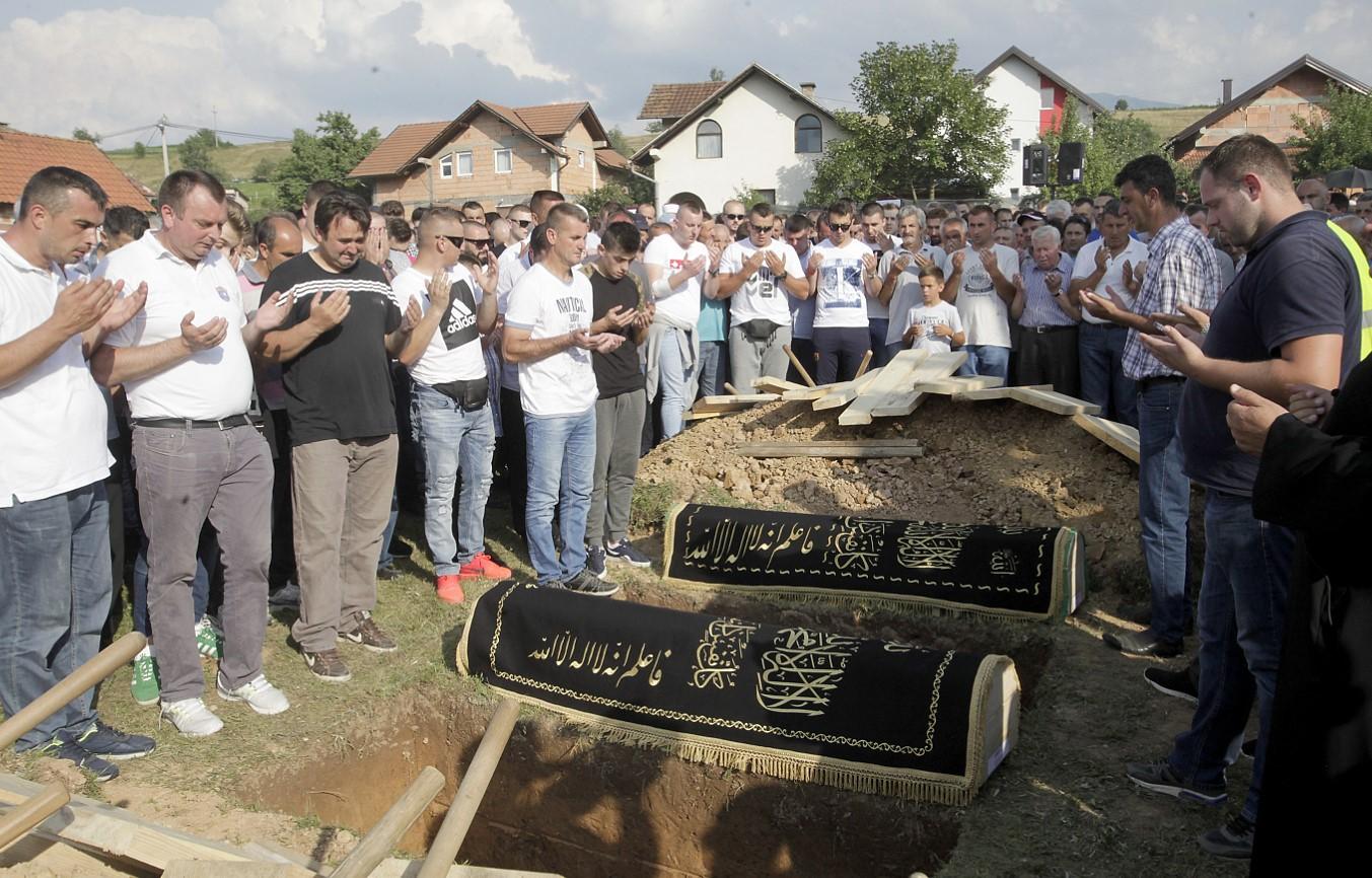 Tuga se nadvila nad selom Vrbanje kod Tarčina: Hiljade ljudi na dženazi Ajli Ibrici i Lejli Oruč