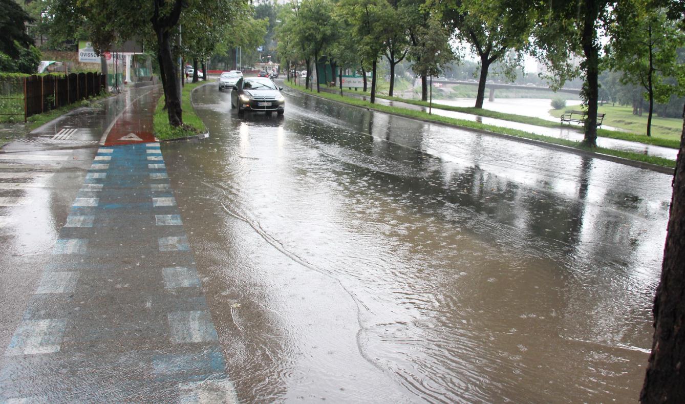 Nevrijeme u Zenici: Bulevar poplavljen, vjetar rušio saobraćajne znakove