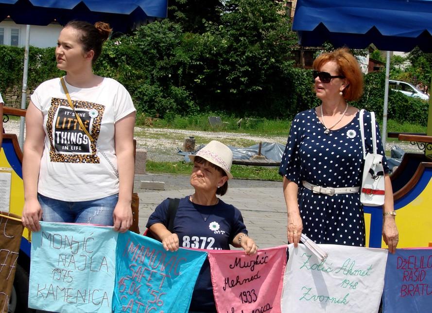 U Tuzli protestna šetnja u znak podrške majkama Srebrenice