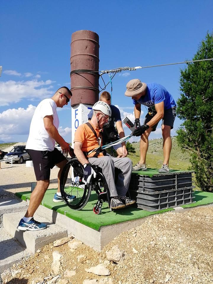 Ispunili želju invalidu: Sarajlija Nihad presretan, jer se spustio zip-lineom