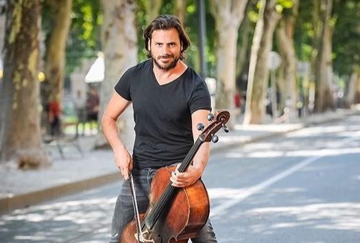 Stjepan Hauser s posebnim društvom uživa u bazenu