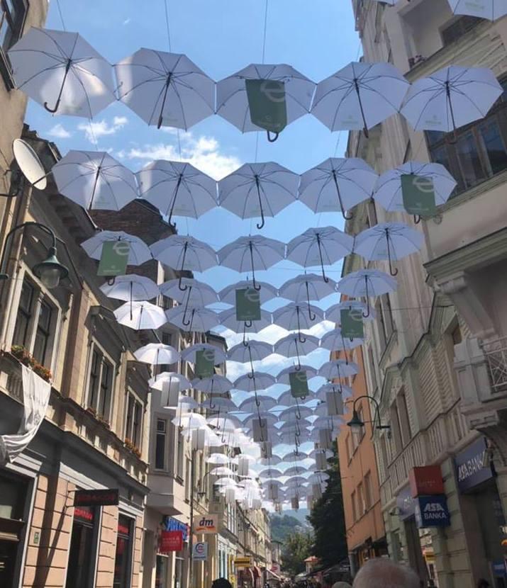 Sarajevska Ferhadija pretvorena u ulicu bijelih kišobrana