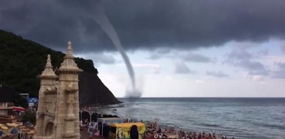 Svi kupači evakuirani: Snimljen tornado nad Crnim morem