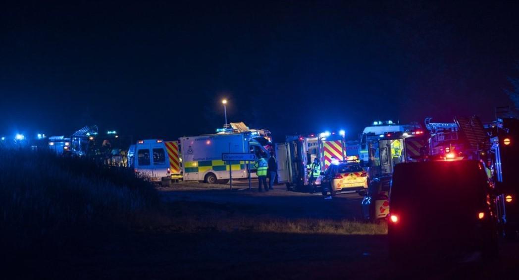 Poginulo pet osoba u stravičnom sudaru minibusa i automobila u Škotskoj