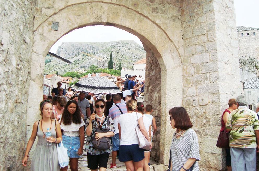 Uoči skokova: Mostar krcat, turisti okupirali Stari grad