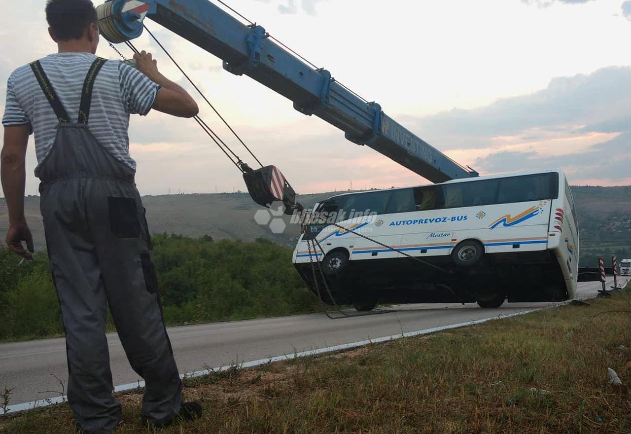 Dizalicom izvučen prevrnuti autobus na cesti Mostar - Stolac