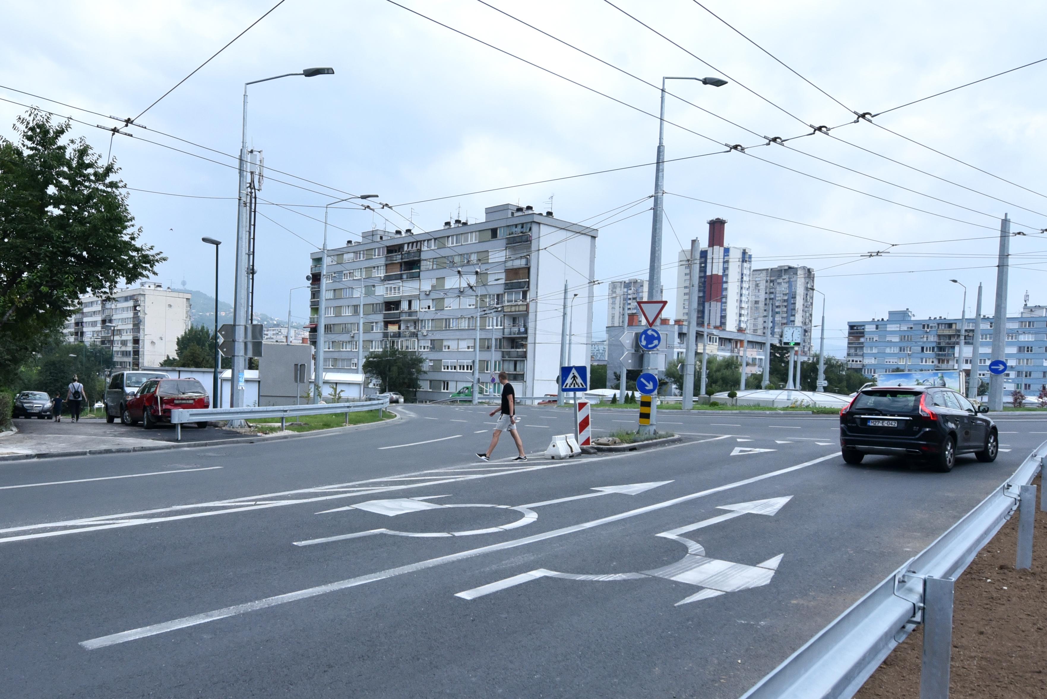 Građani svakodenevno pretrčavaju saobraćajnicu - Avaz