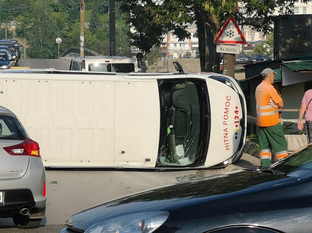 U Sarajevu se prevrnulo vozilo Hitne pomoći, povrijeđena jedna osoba