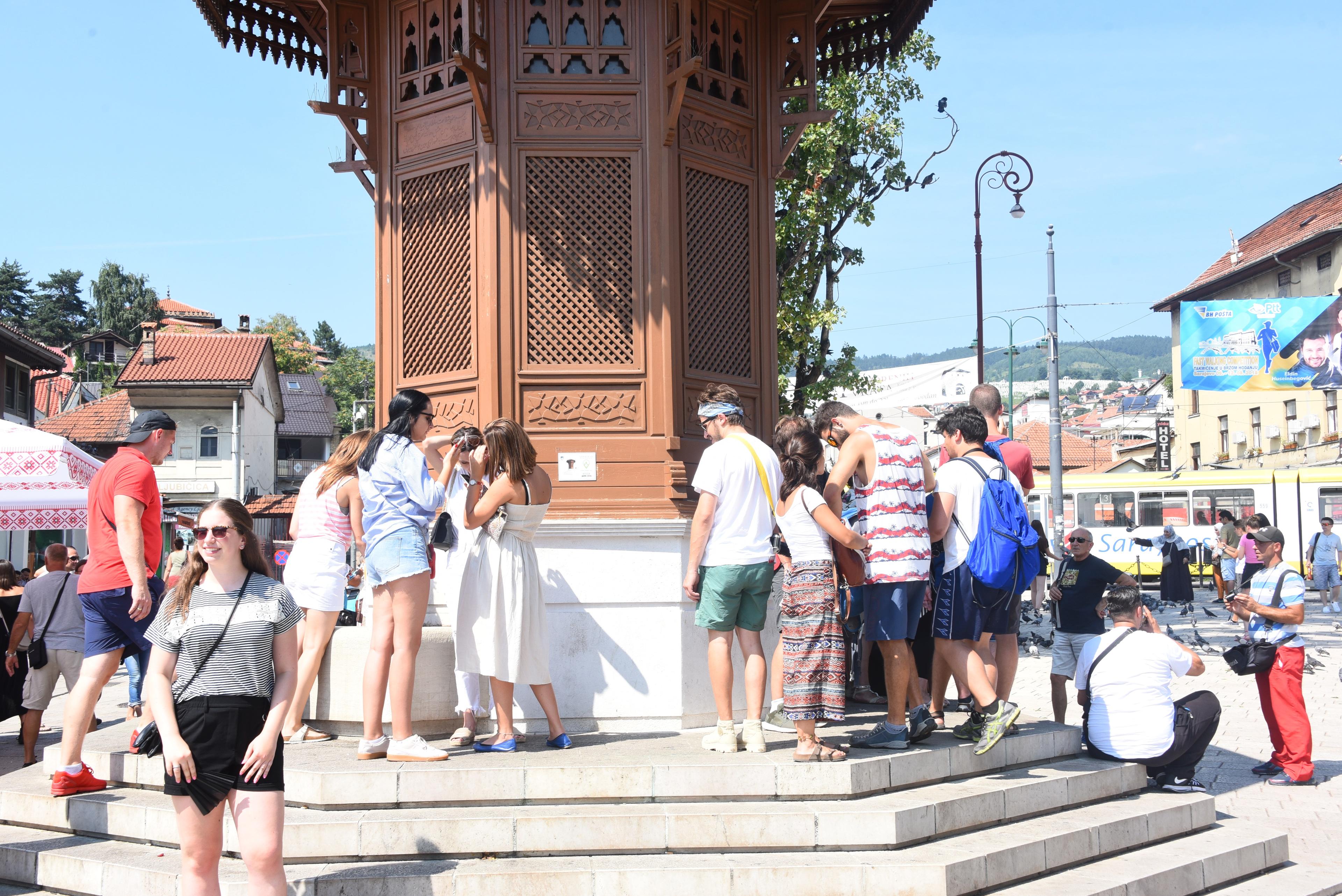 Voda s Baščaršije mnogima spas od vrelina