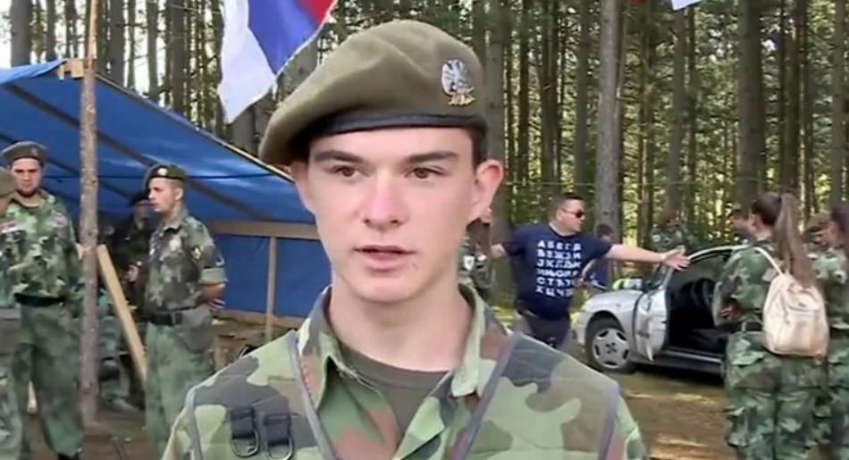 Djeca u Srbiji u vojnim uniformama uče kako rukovati vatrenim oružjem