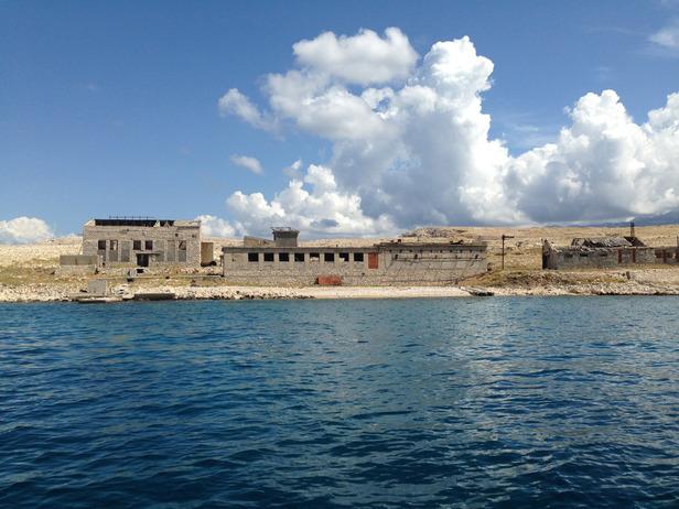 Kad je stigla na Goli otok, sestriću je tutnula u ruke smotak s nešto para i nestala kako se i pojavila - Avaz