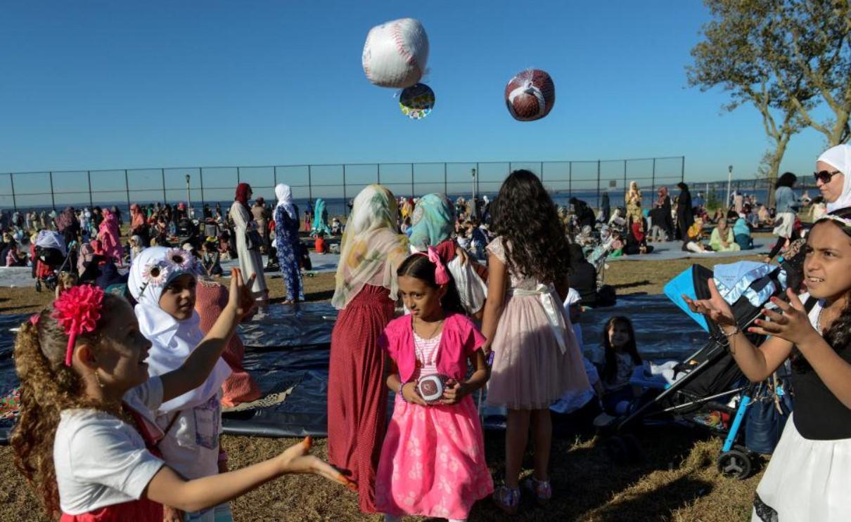 Hiljade muslimana bajram-namaz klanjalo u parku Bensonhurst u Njujorku