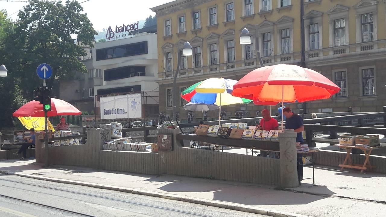 Roditelji već počeli dolaziti na Drveniju po udžbenike