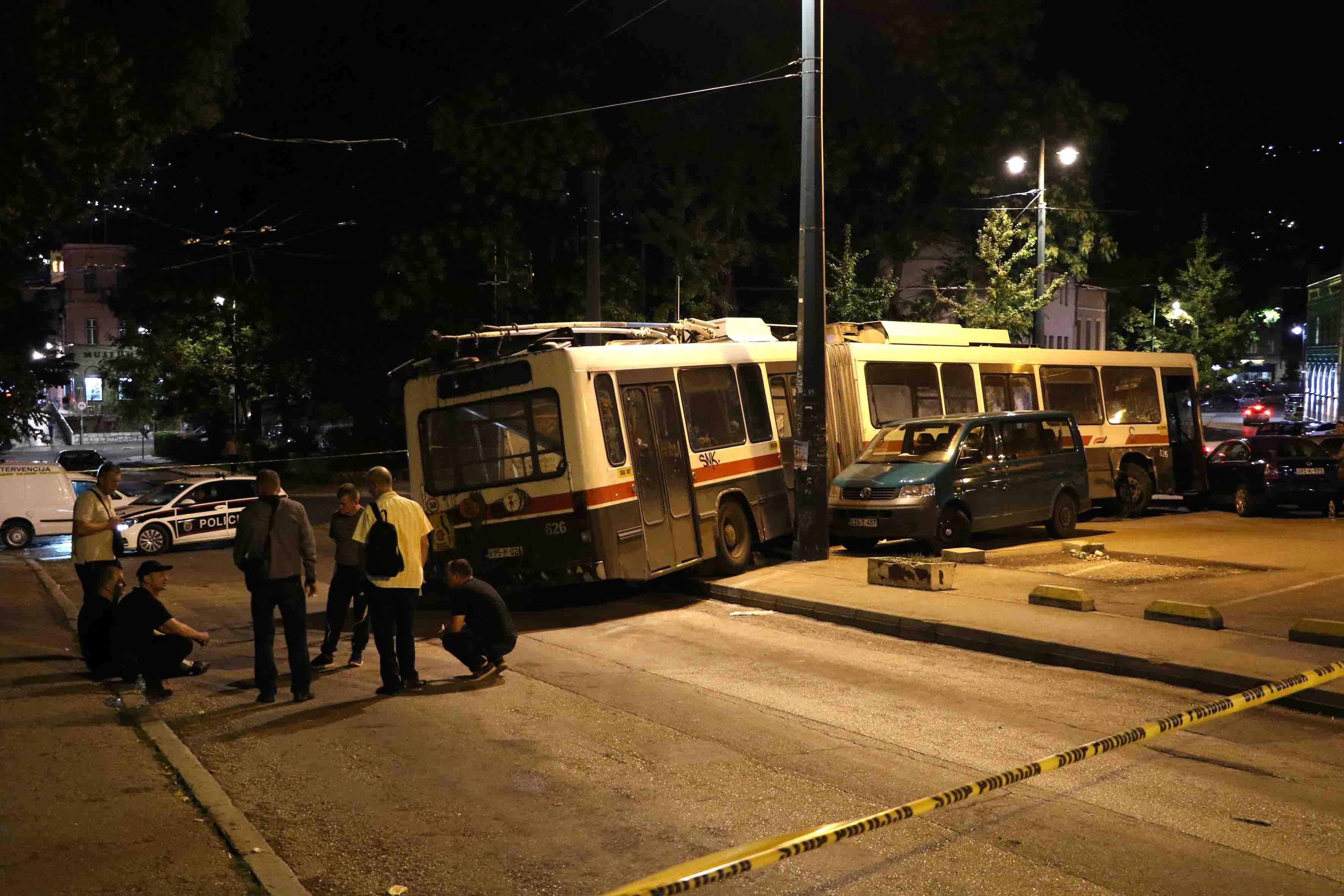 Trolejbus na okretaljci proletio na parking