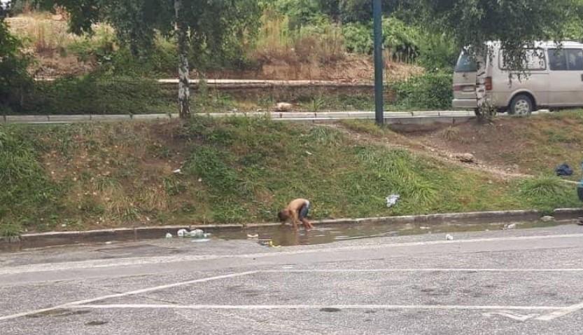 Pogledajte kako se jedan dječak kupa u lokvi na platou ispred Željezničke stanice