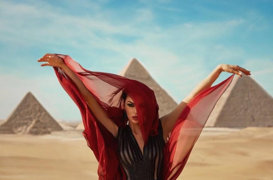 Ema Golijanin snimila editorial za "Vogue Arabia" na piramidama u Egiptu