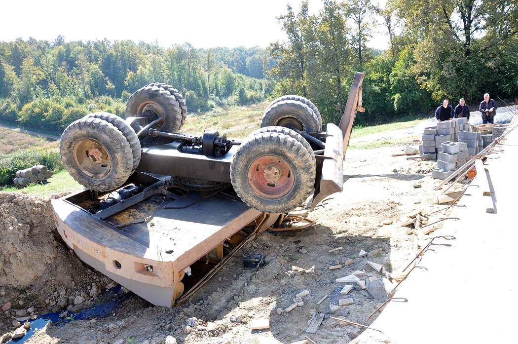 Bager se prevrnuo na vozača i ubio ga: Nije mu bilo pomoći...