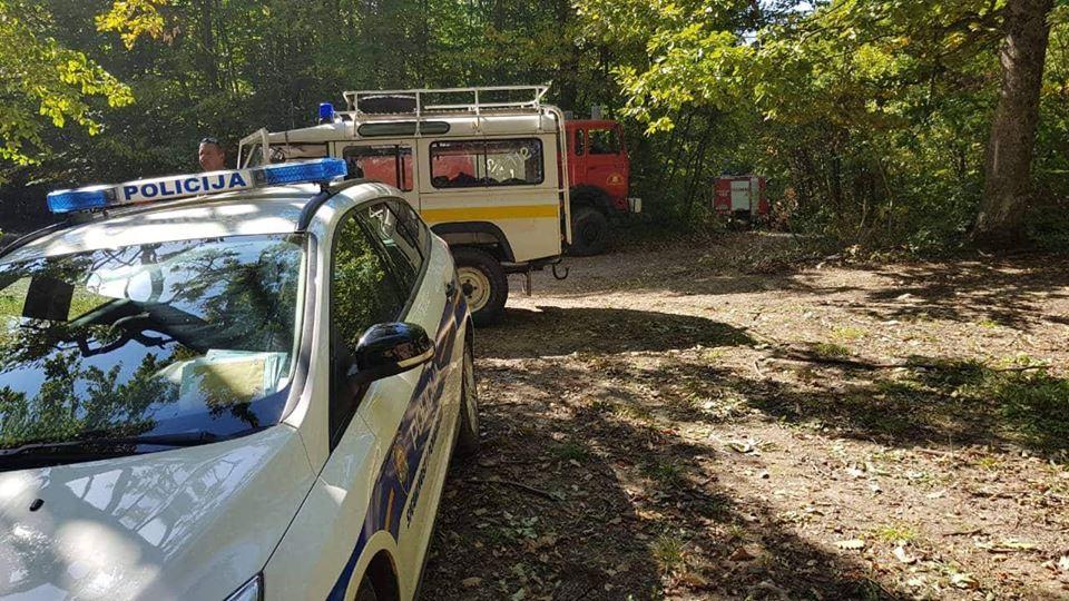 Policija i vatrogasci na mjestu tragedije - Avaz