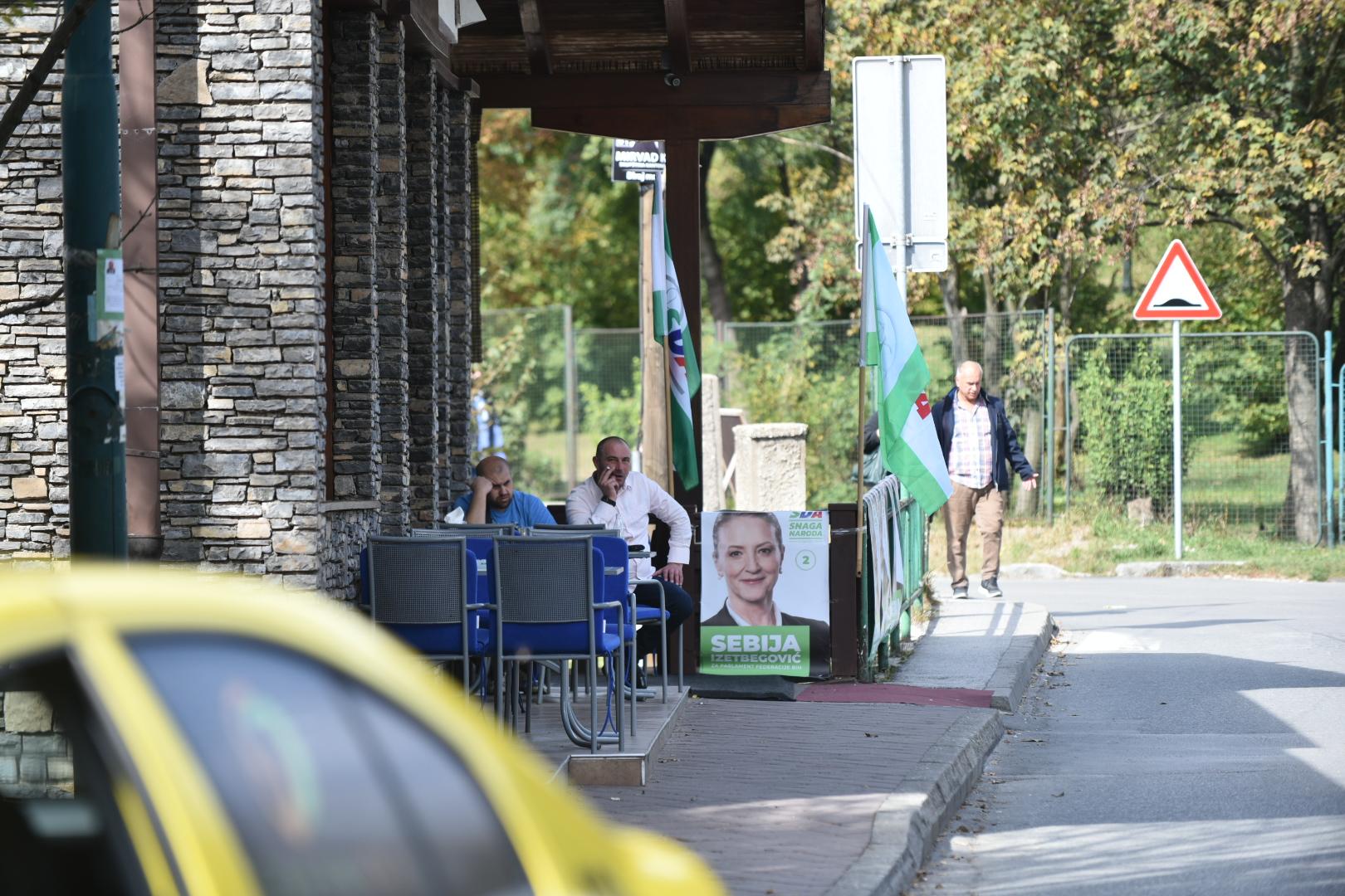 SDA krši Izborni zakon: Oblijepili plakate u blizini biračkog mjesta