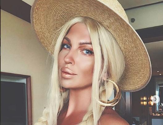 Jelena Karleuša s kćerkom igra fudbal na plaži