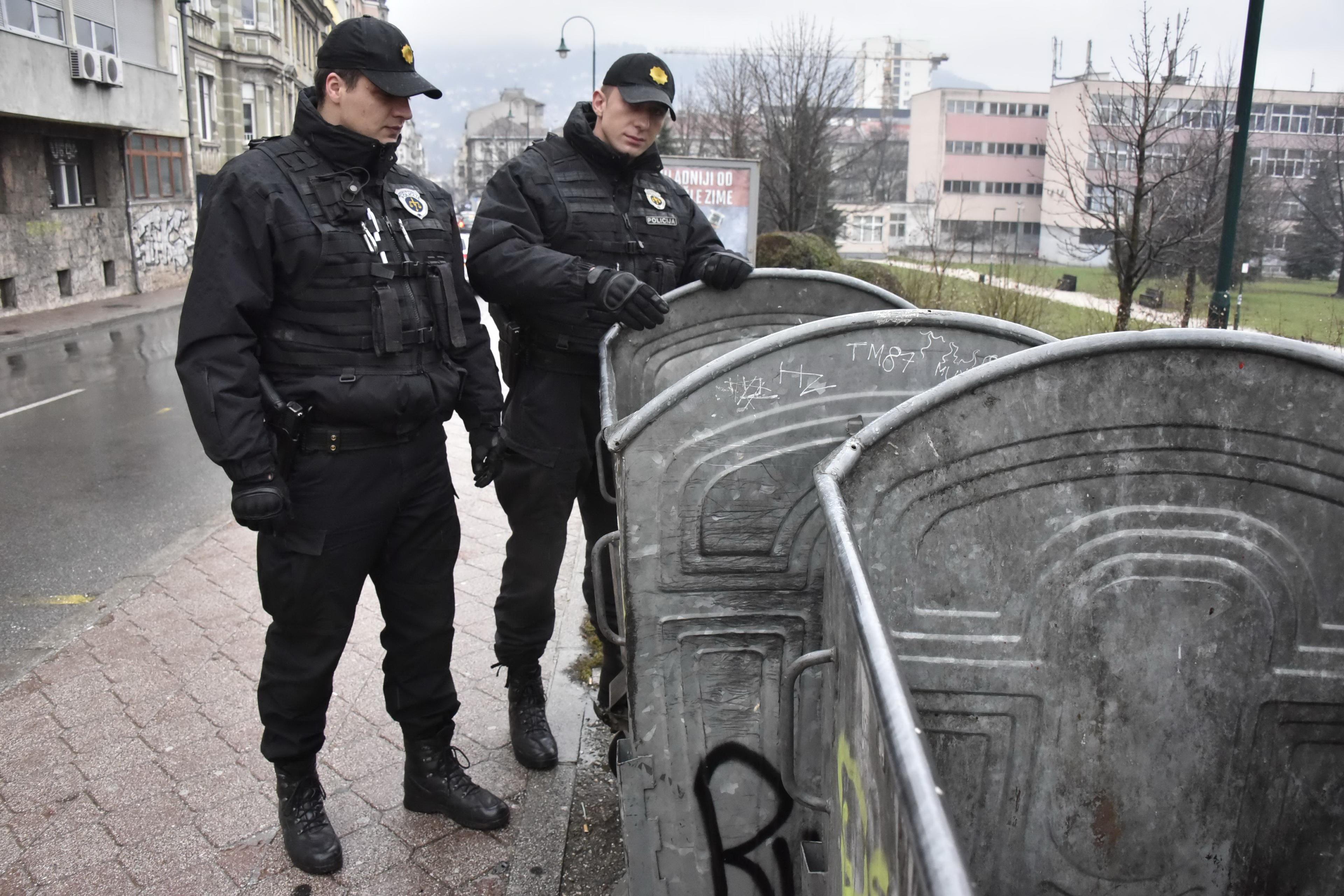 Hodžić i Turčalo pored kontejnera u kojem su našli bebu - Avaz